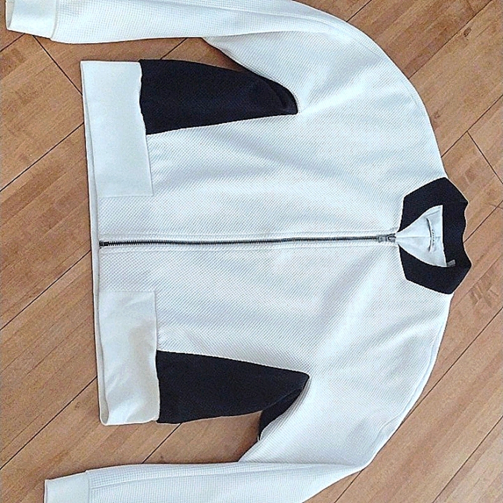 Tahari light weight bomber cream & black jacket.Size L